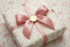 Quiero que crees una imagen para empaque de regalo de los productos